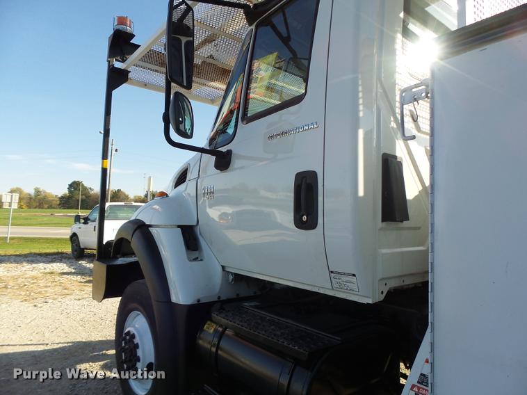 image for item K5612 2007 International 7300 bucket truck