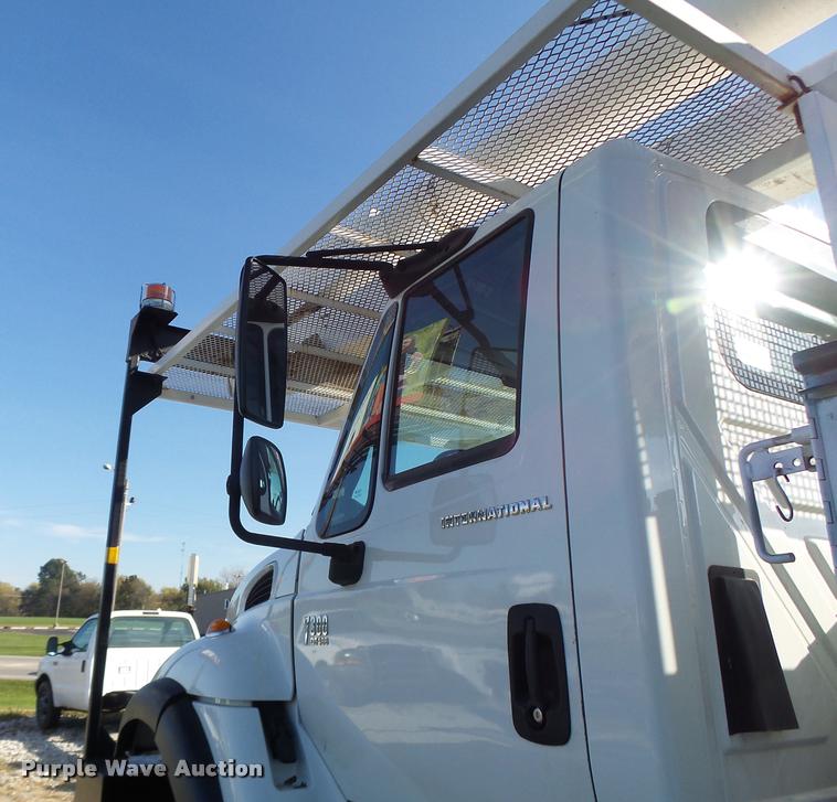 image for item K5612 2007 International 7300 bucket truck