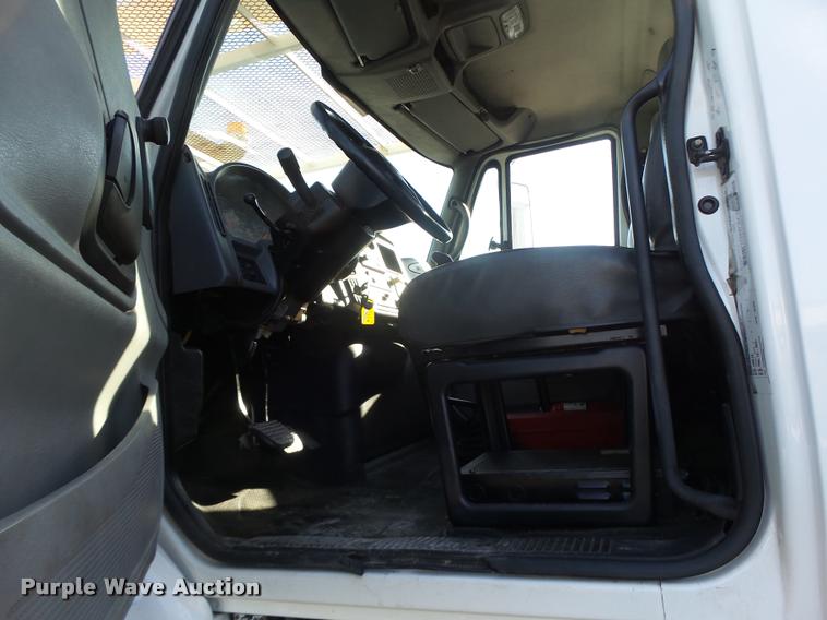 image for item K5612 2007 International 7300 bucket truck