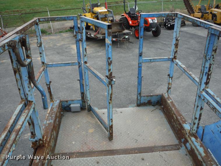 image for item K7710 1999 Genie GS-3268RT scissor lift