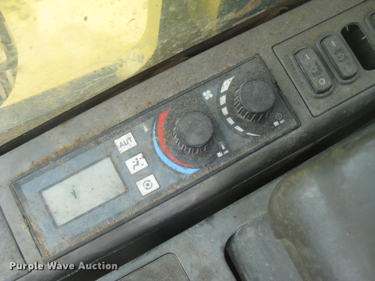 image for item L3869 2005 Caterpillar 330C L excavator