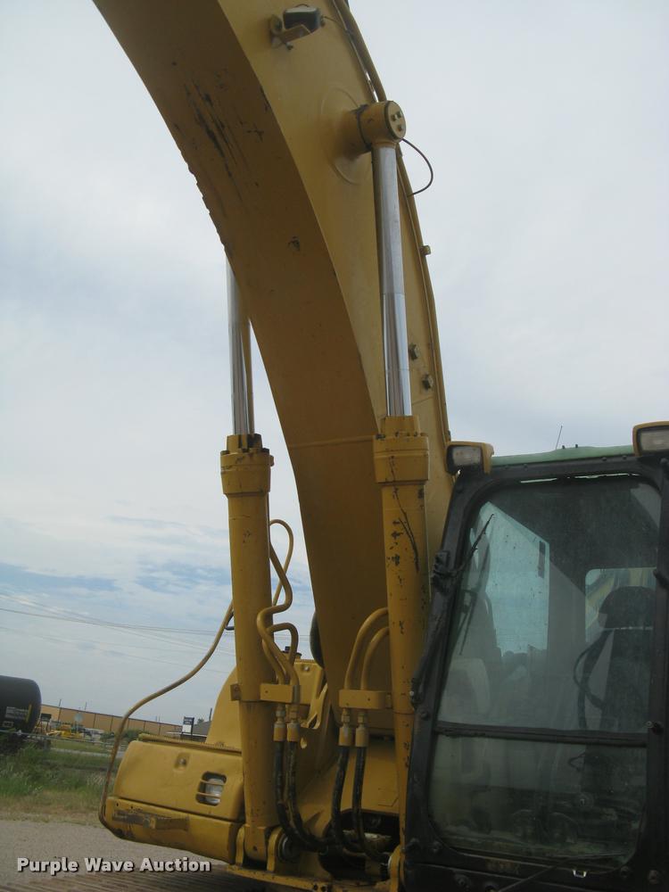 image for item L3869 2005 Caterpillar 330C L excavator