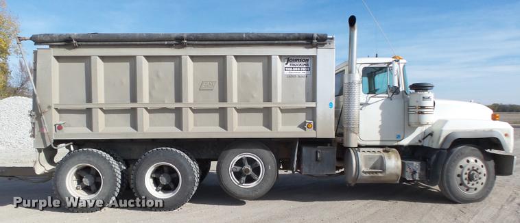 image for item L4111 2000 Mack RD688S dump truck