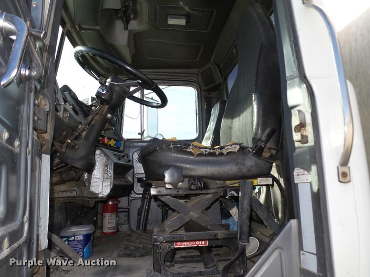 image for item L4111 2000 Mack RD688S dump truck