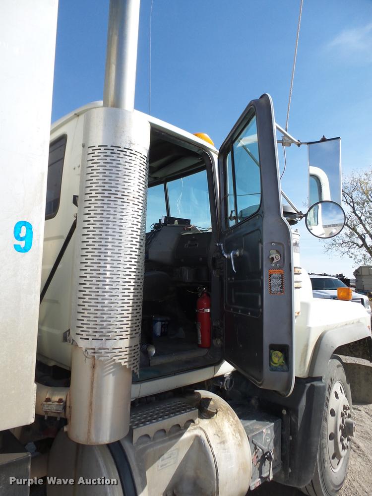 image for item L4111 2000 Mack RD688S dump truck