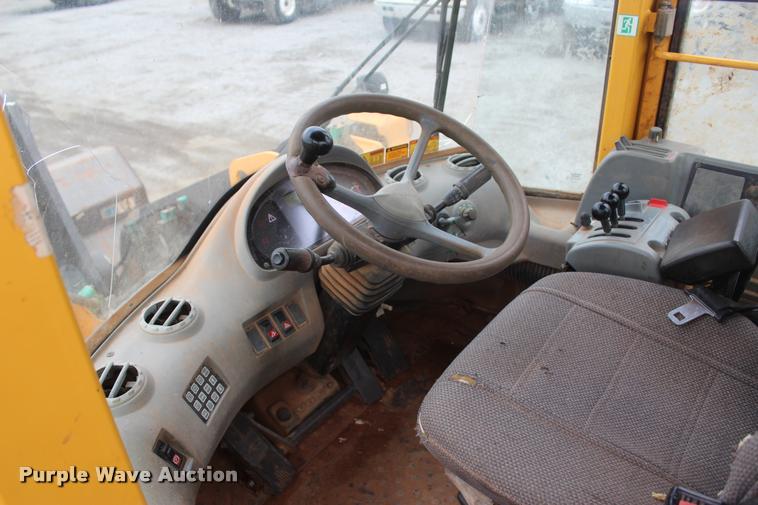 image for item L4852 2006 Volvo L70E wheel loader
