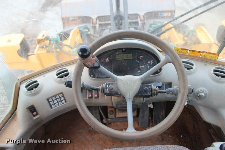 image for item L4852 2006 Volvo L70E wheel loader