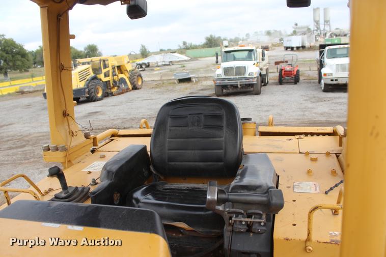 image for item L4856 1998 Caterpillar D6M dozer