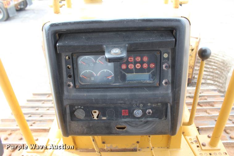 image for item L4856 1998 Caterpillar D6M dozer