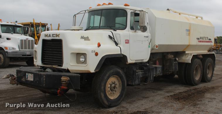 image for item L4857 1993 Mack DM688S semi truck