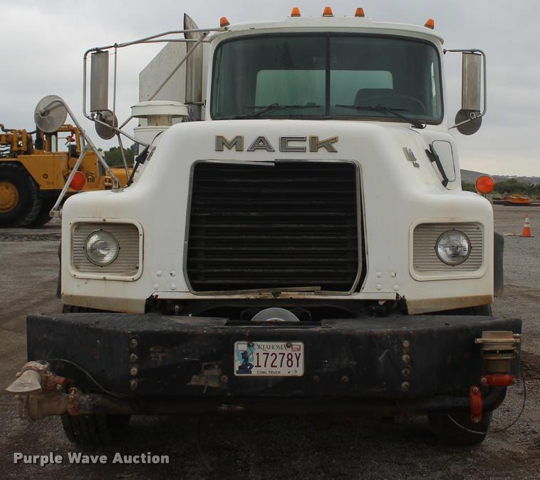 image for item L4857 1993 Mack DM688S semi truck