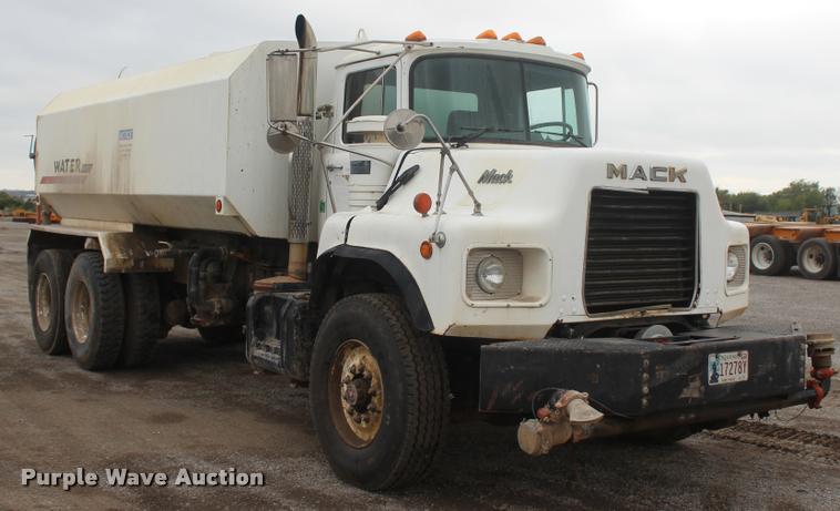 image for item L4857 1993 Mack DM688S semi truck