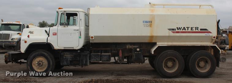 image for item L4857 1993 Mack DM688S semi truck