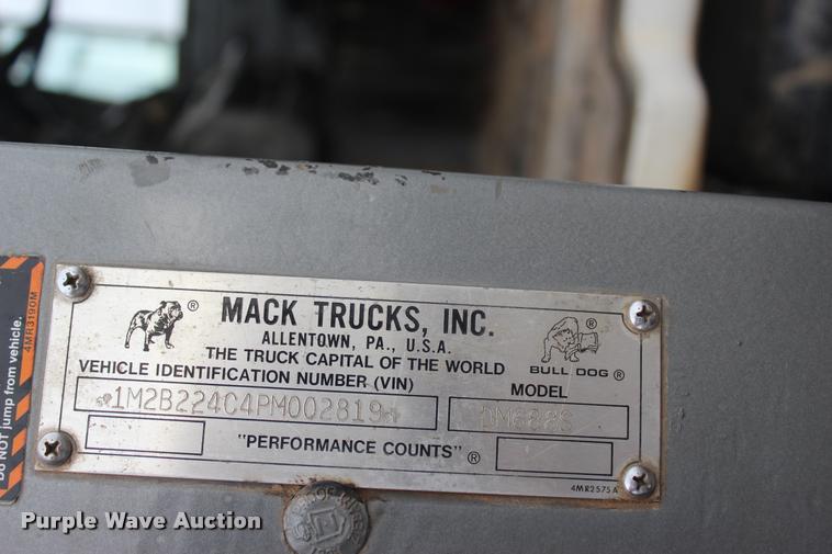 image for item L4857 1993 Mack DM688S semi truck