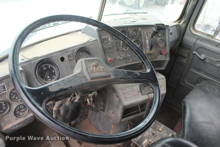 image for item L4857 1993 Mack DM688S semi truck