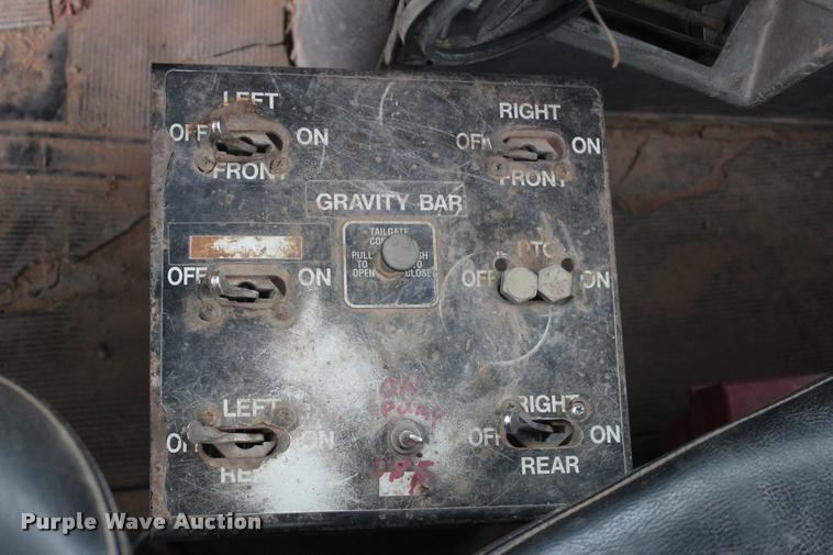 image for item L4857 1993 Mack DM688S semi truck