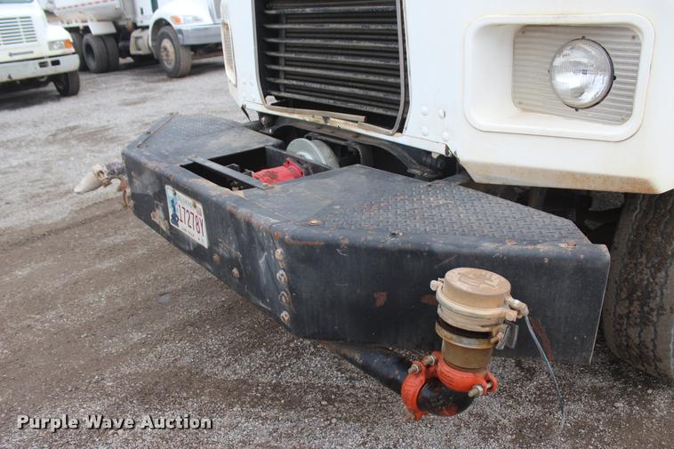 image for item L4857 1993 Mack DM688S semi truck