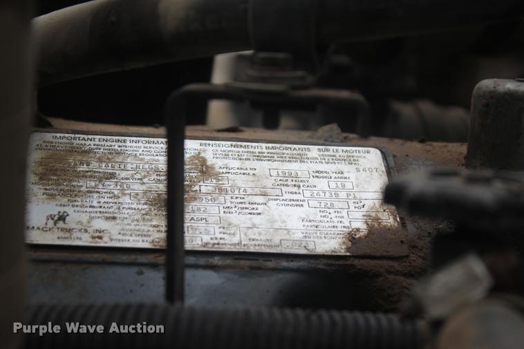 image for item L4857 1993 Mack DM688S semi truck