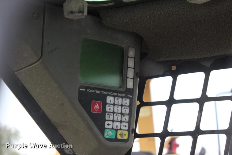 image for item L4875 2002 Bobcat 773 skid steer