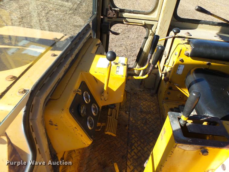 image for item L7164 1991 Komatsu D68E-1 dozer