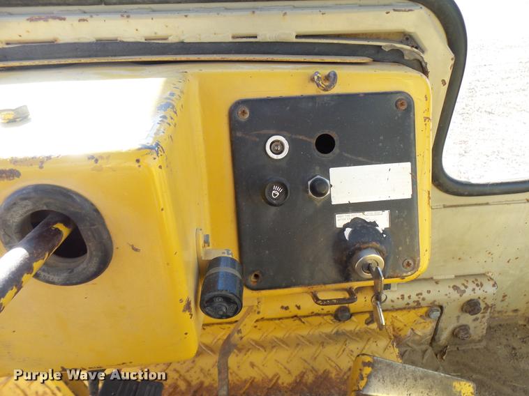 image for item L7164 1991 Komatsu D68E-1 dozer