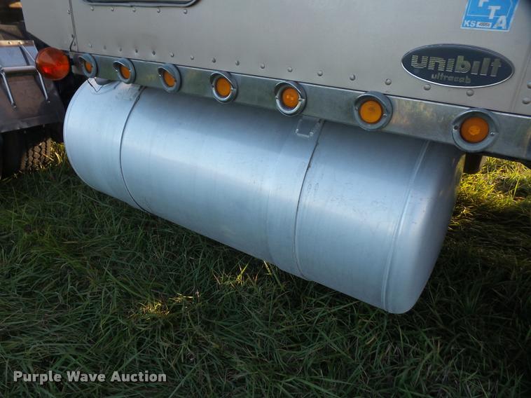 image for item DA3887 1998 Peterbilt 379 semi truck