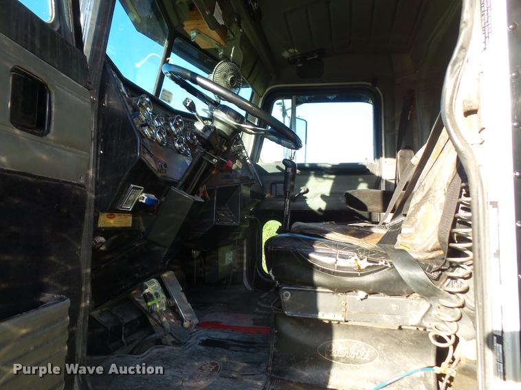image for item DA3889 1995 Peterbilt 379 semi truck