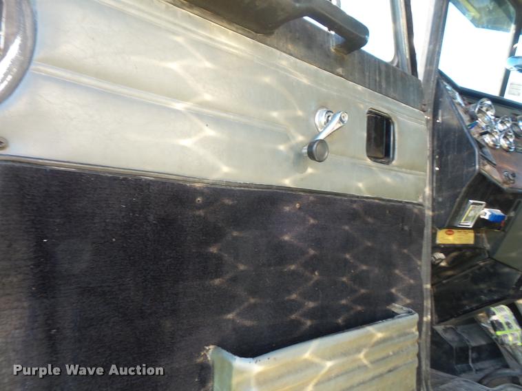 image for item DA3889 1995 Peterbilt 379 semi truck