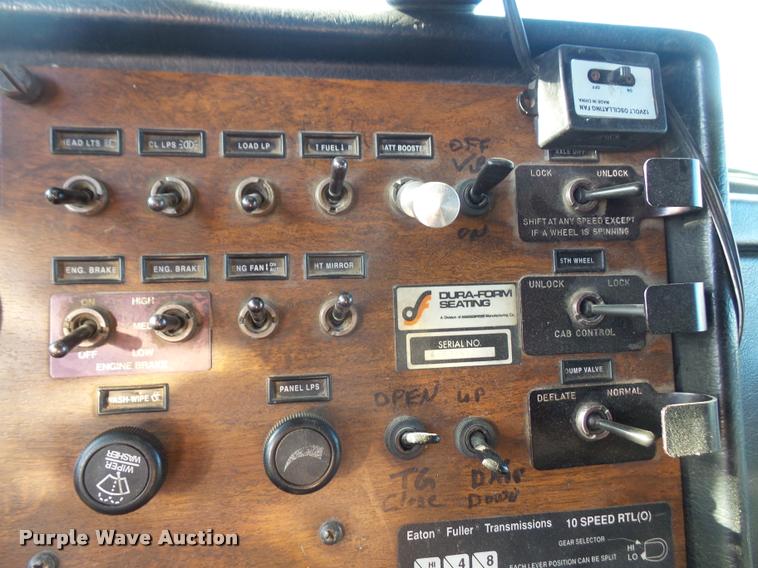 image for item DA3889 1995 Peterbilt 379 semi truck