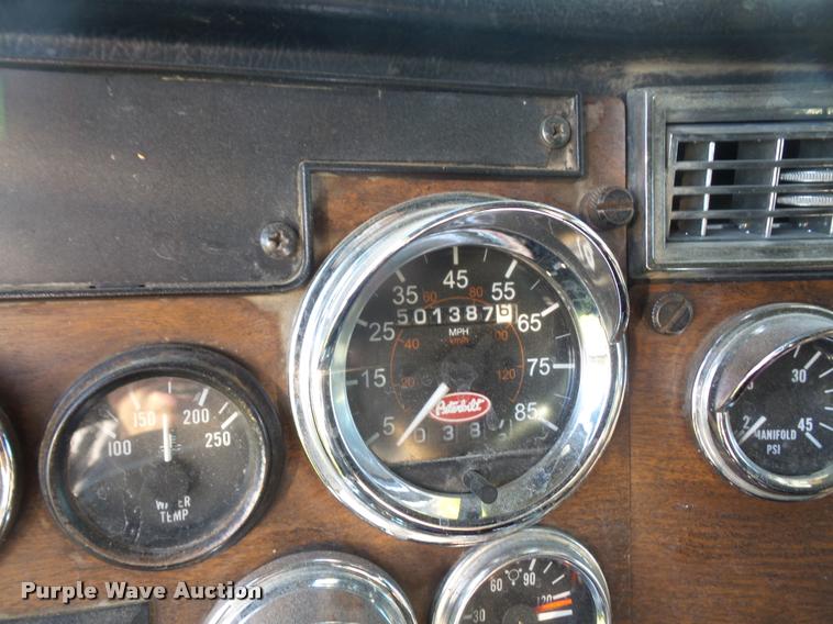 image for item DA3889 1995 Peterbilt 379 semi truck