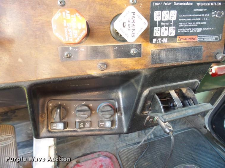 image for item DA3889 1995 Peterbilt 379 semi truck