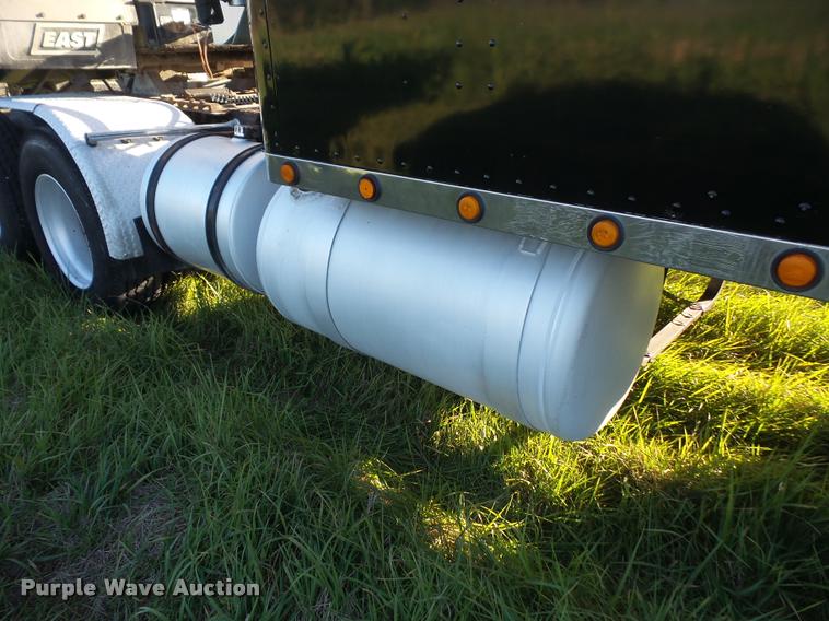 image for item DA3889 1995 Peterbilt 379 semi truck