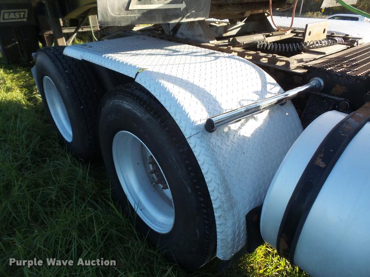 image for item DA3889 1995 Peterbilt 379 semi truck