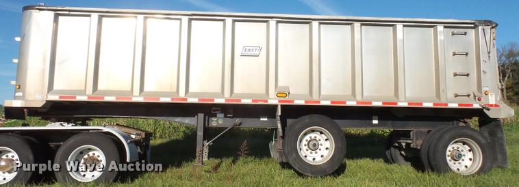 image for item DA3890 2007 East end dump trailer