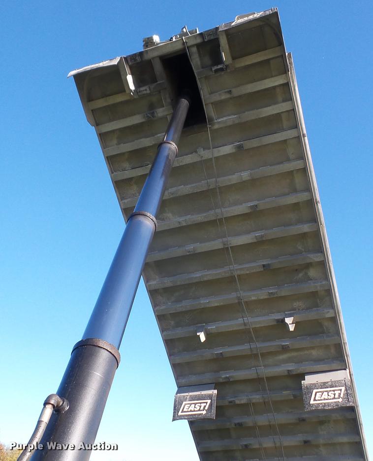 image for item DA3890 2007 East end dump trailer