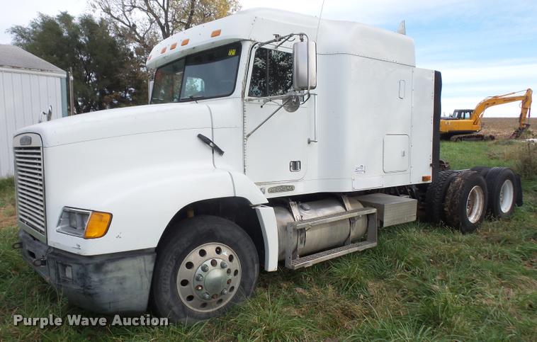 image for item DA3904 1996 Freightliner FLD112 semi truck