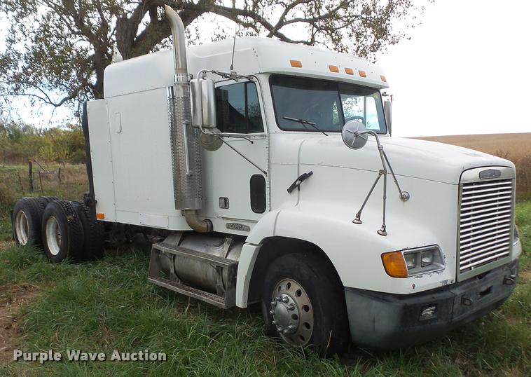 image for item DA3904 1996 Freightliner FLD112 semi truck