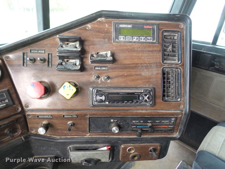 image for item DA3904 1996 Freightliner FLD112 semi truck