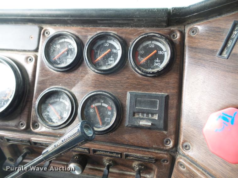 image for item DA3904 1996 Freightliner FLD112 semi truck