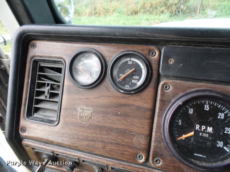 image for item DA3904 1996 Freightliner FLD112 semi truck