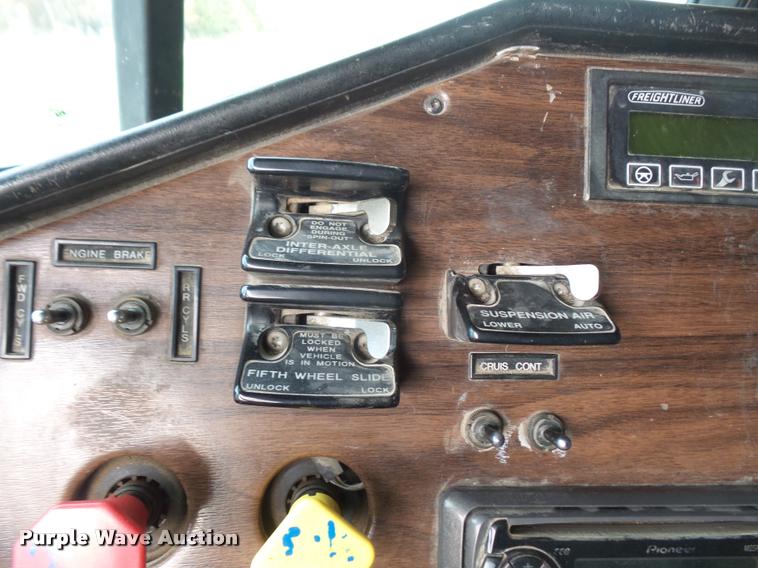 image for item DA3904 1996 Freightliner FLD112 semi truck