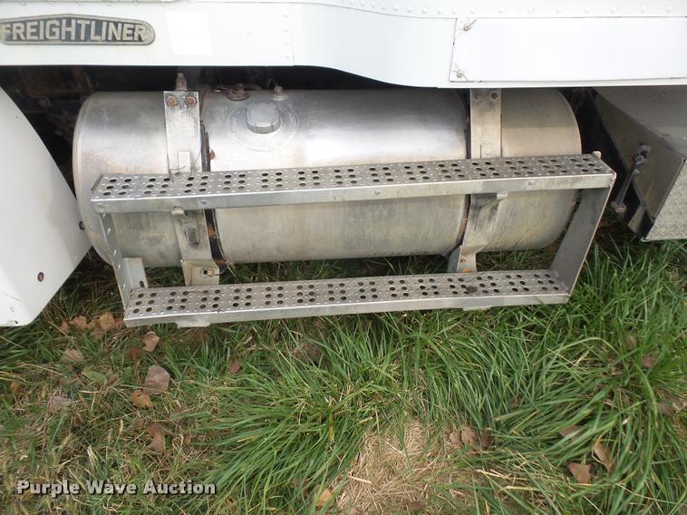 image for item DA3904 1996 Freightliner FLD112 semi truck