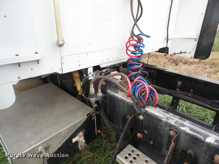 image for item DA3904 1996 Freightliner FLD112 semi truck