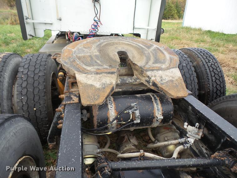 image for item DA3904 1996 Freightliner FLD112 semi truck