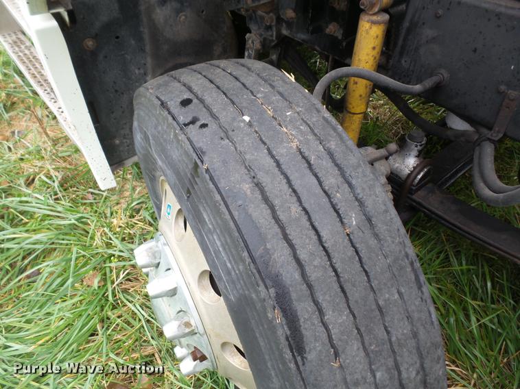 image for item DA3904 1996 Freightliner FLD112 semi truck