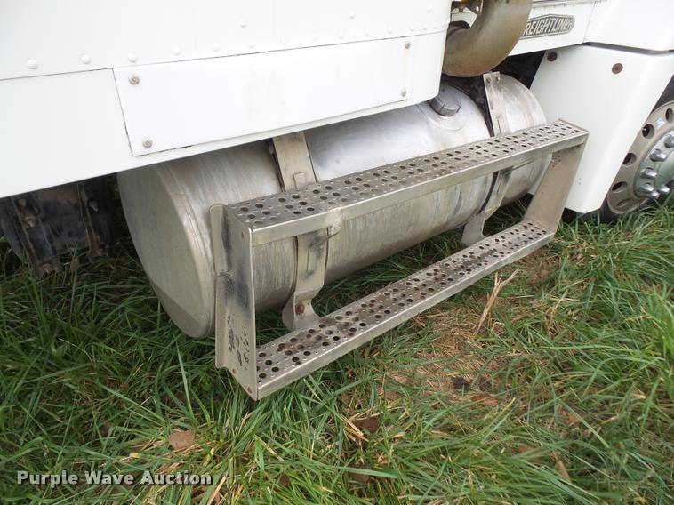 image for item DA3904 1996 Freightliner FLD112 semi truck