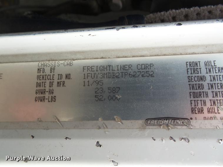 image for item DA3904 1996 Freightliner FLD112 semi truck