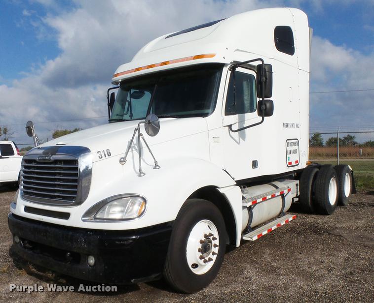 image for item DA4251 2005 Freightliner Columbia semi truck