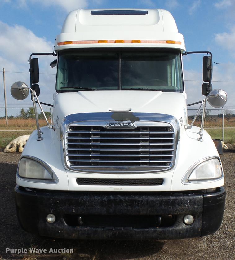 image for item DA4251 2005 Freightliner Columbia semi truck
