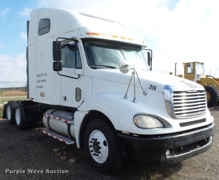 image for item DA4251 2005 Freightliner Columbia semi truck